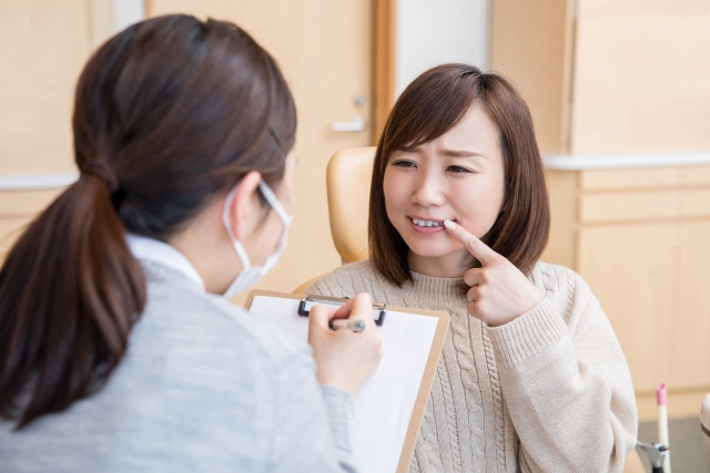 歯の根元が黒い原因はなに?