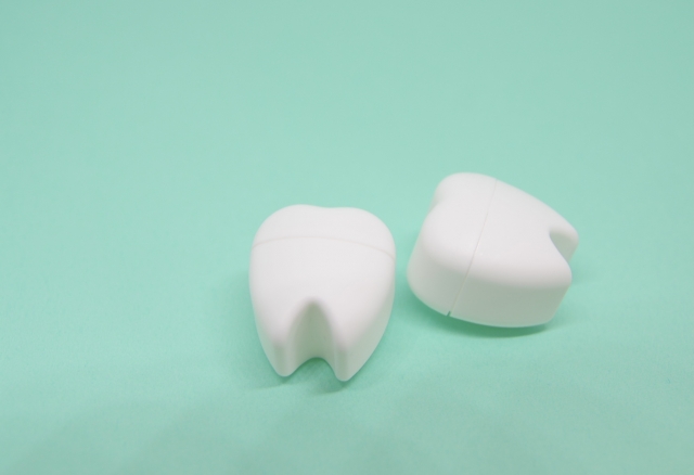 セラミック治療した歯はホワイトニングできる？人工歯を白くする方法